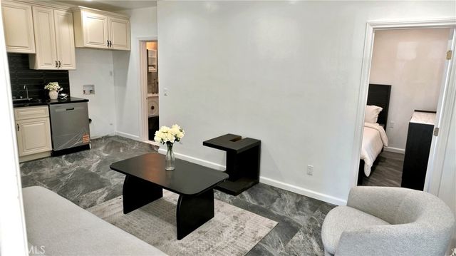 18116 schoenborn, Northridge, CA 91325