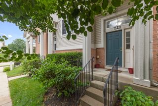 721 Hanbury Drive, Des Plaines, IL 60016