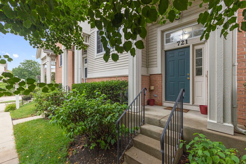 721 Hanbury Drive, Des Plaines, IL 60016