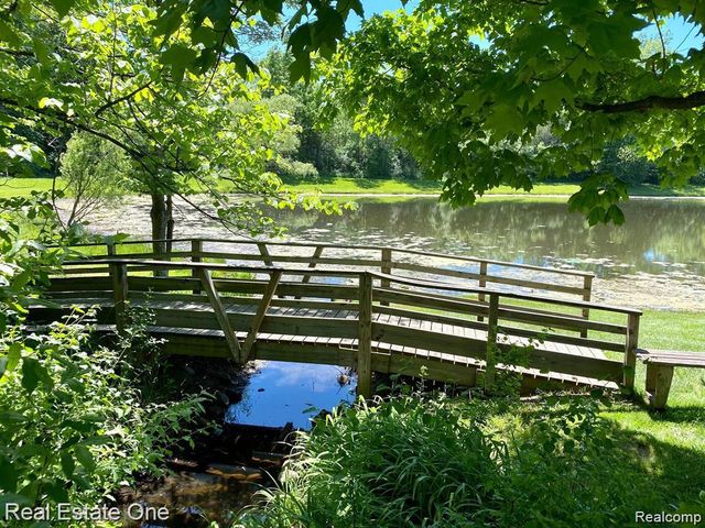 25104 HAMILTON Court 4, South Lyon, MI 48178