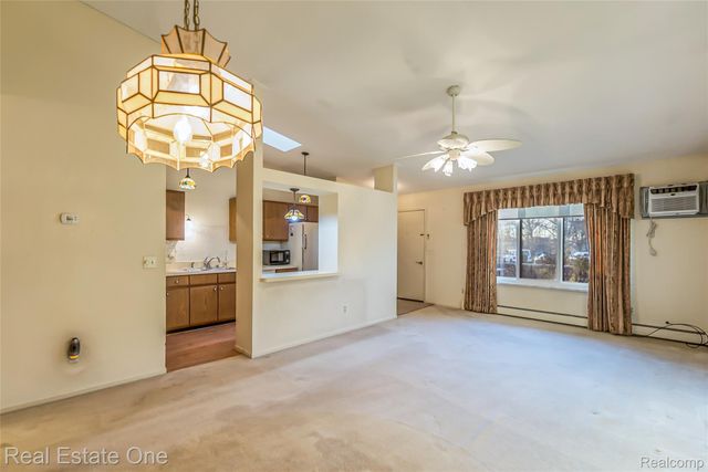 25104 HAMILTON Court 4, South Lyon, MI 48178