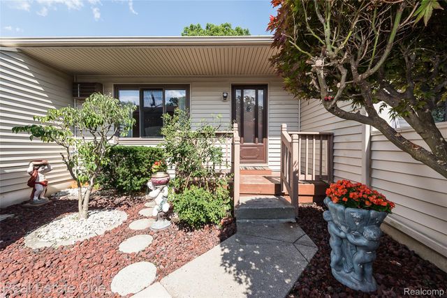 25104 HAMILTON Court 4, South Lyon, MI 48178