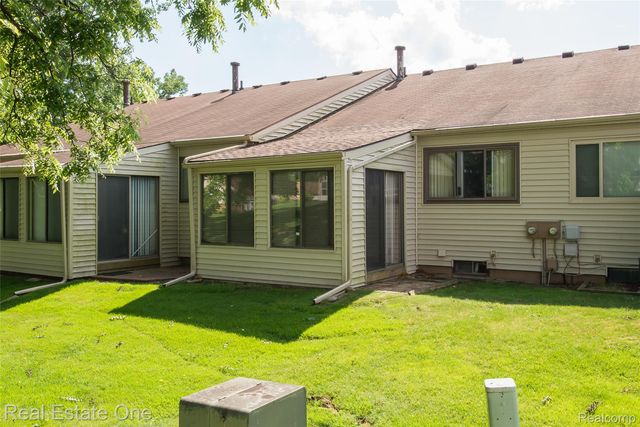 25104 HAMILTON Court 4, South Lyon, MI 48178