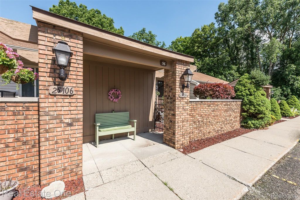 25104 HAMILTON Court 4, South Lyon, MI 48178