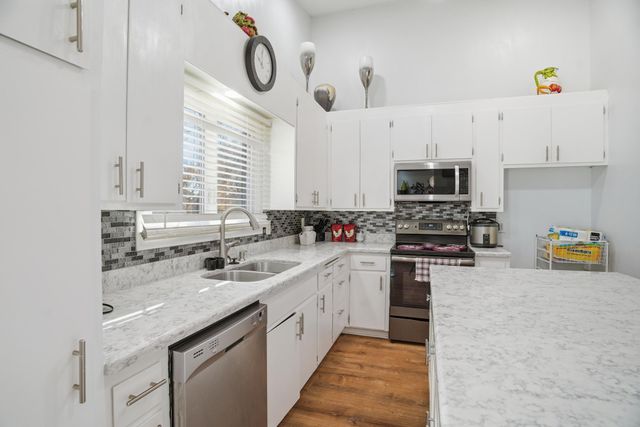 5900 Hillsboro Avenue N, New Hope, MN 55428