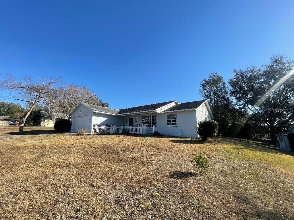 Image 2 of property listing at 36422 BIRDIE COURT, Grand Island, FL 32735