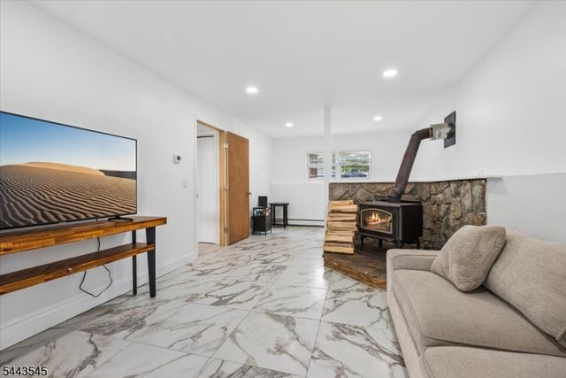 1 Arthur Rd, Hopatcong Boro, NJ 07874
