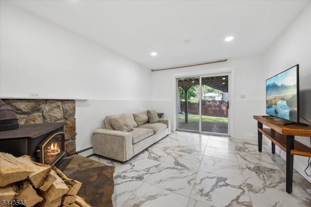 1 Arthur Rd, Hopatcong Boro, NJ 07874