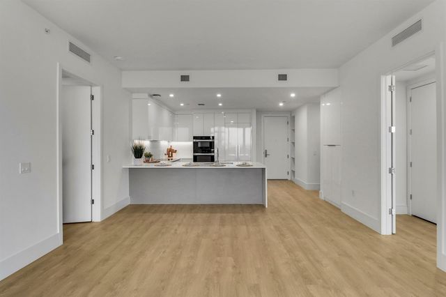 220 Lake Shore Drive 815, Lake Park, FL 33403