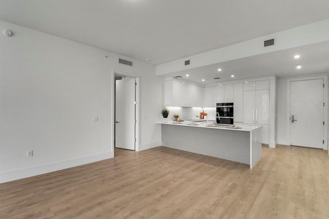 220 Lake Shore Drive 815, Lake Park, FL 33403