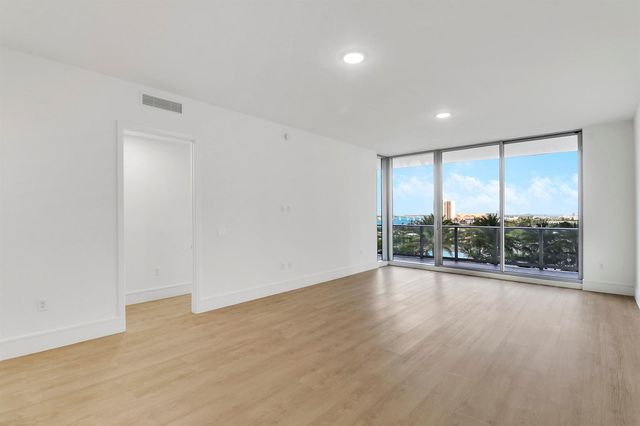 220 Lake Shore Drive 815, Lake Park, FL 33403