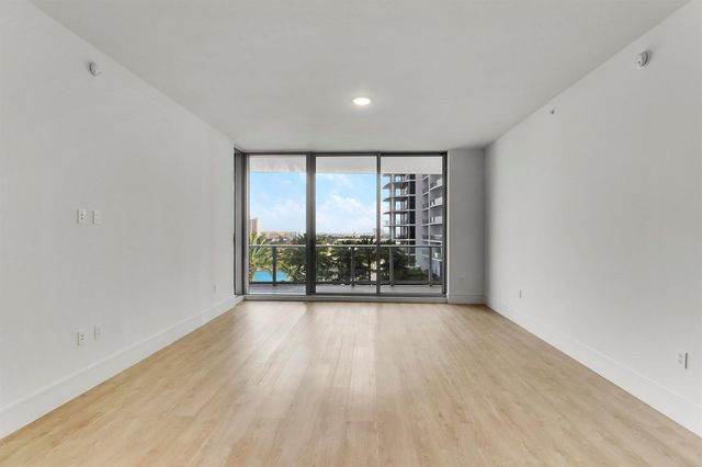 220 Lake Shore Drive 815, Lake Park, FL 33403