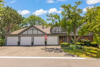 1938 Gresham Circle A, Wheaton, IL 60189