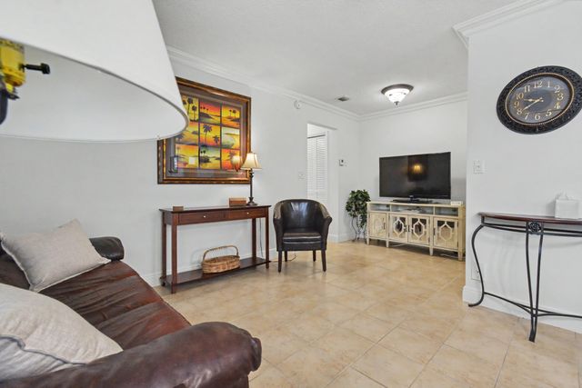 2701 NE 1st Street 201, Pompano Beach, FL 33062