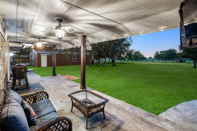 336 Meadows Estate Street, Tom Bean, TX 75491