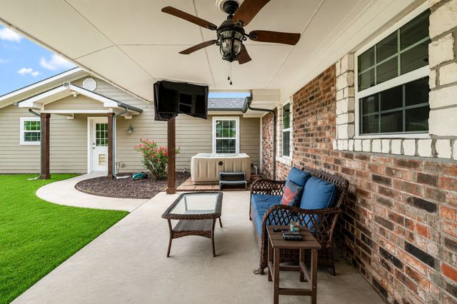 336 Meadows Estate Street, Tom Bean, TX 75491