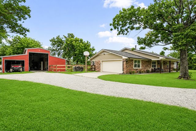 336 Meadows Estate Street, Tom Bean, TX 75491