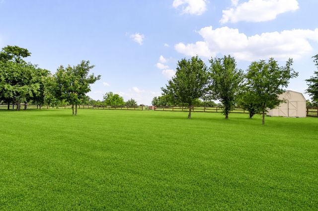 336 Meadows Estate Street, Tom Bean, TX 75491