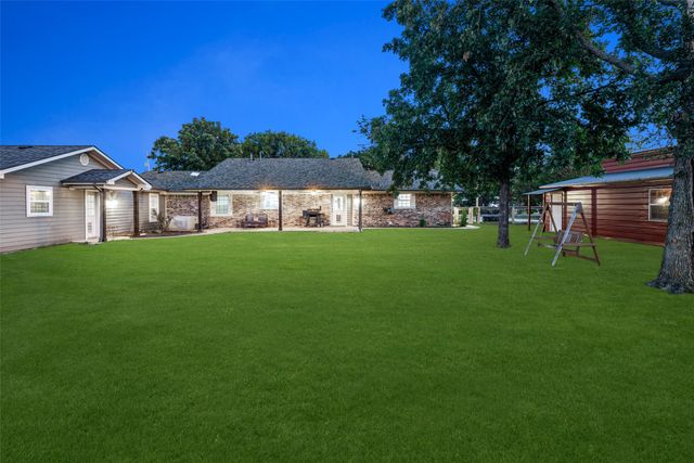 336 Meadows Estate Street, Tom Bean, TX 75491