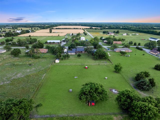 336 Meadows Estate Street, Tom Bean, TX 75491