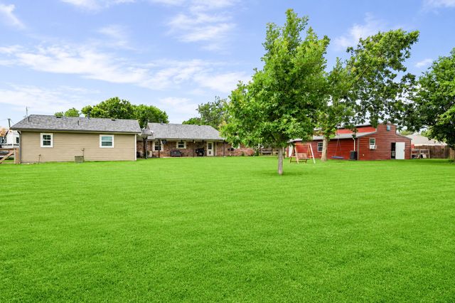 336 Meadows Estate Street, Tom Bean, TX 75491
