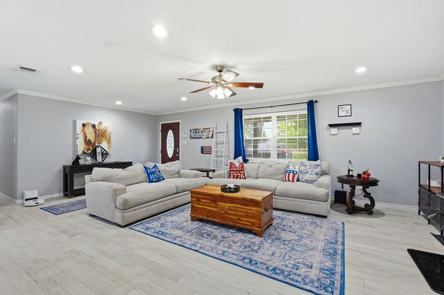 336 Meadows Estate Street, Tom Bean, TX 75491