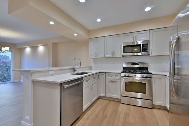 3208 Raphael Court, St. Charles, IL 60175