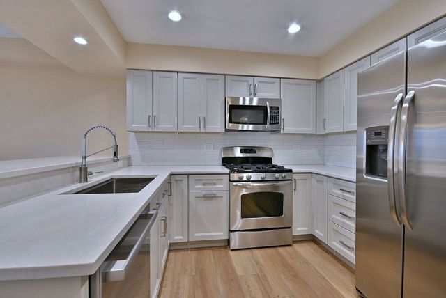 3208 Raphael Court, St. Charles, IL 60175