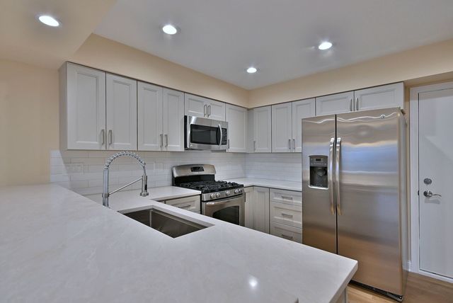 3208 Raphael Court, St. Charles, IL 60175