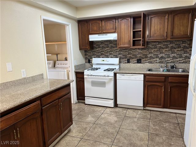 2611 Aracatuba Avenue, Las Vegas, NV 89121