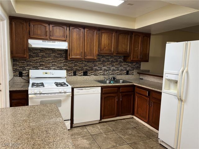 2611 Aracatuba Avenue, Las Vegas, NV 89121