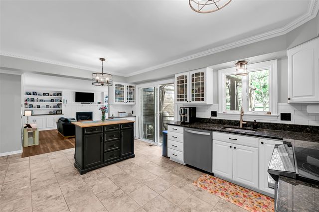 3394 Edmunton Drive, Rochester Hills, MI 48306