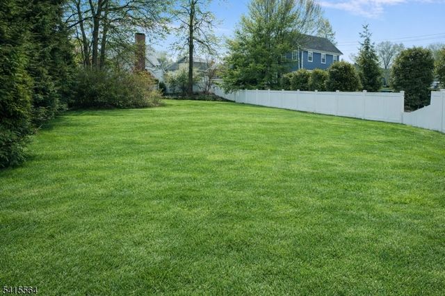 8 Hedges Ave, Chatham Boro, NJ 07928