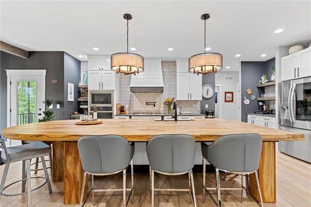 4 Black Hawk Drive, Lake Winnebago, MO 64034