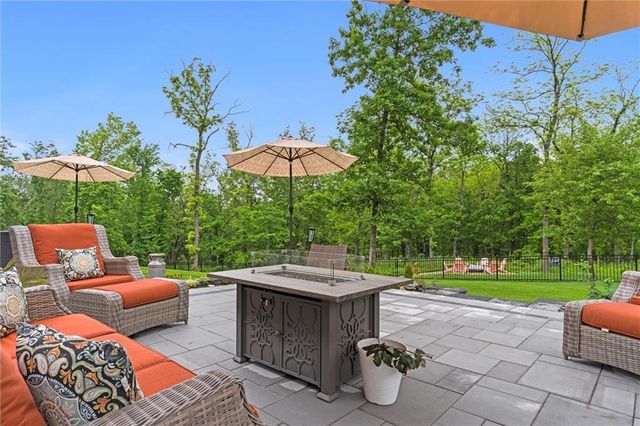 4 Black Hawk Drive, Lake Winnebago, MO 64034