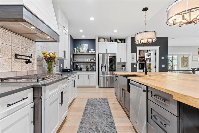 4 Black Hawk Drive, Lake Winnebago, MO 64034