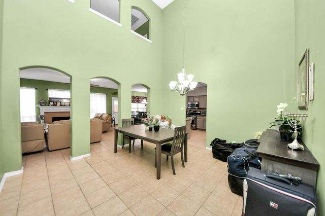 922 N Sky Drive, Houston, TX 77073