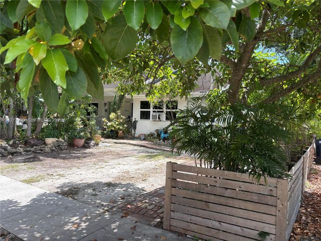 5930 SW 44th Ter, Miami, FL 33155