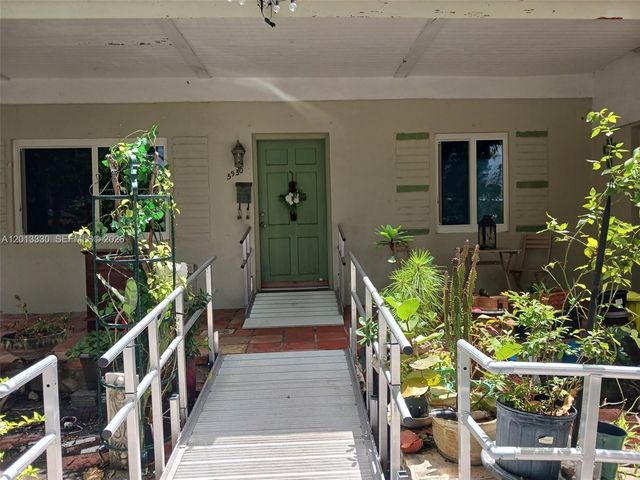 5930 SW 44th Ter, Miami, FL 33155