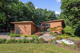1211 Kensington Road, Bloomfield Hills, MI 48304