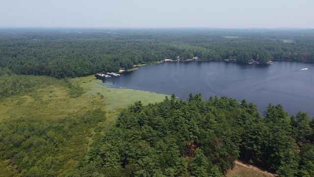 12 W Shore Park Rd, Kingston, NH 03848