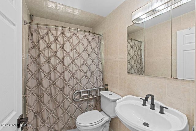 687 Hopping Road, Belford, NJ 07718