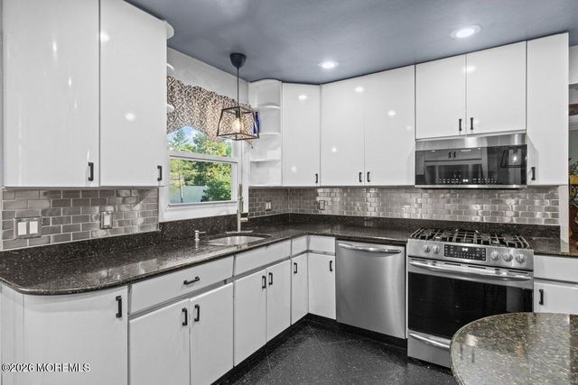687 Hopping Road, Belford, NJ 07718
