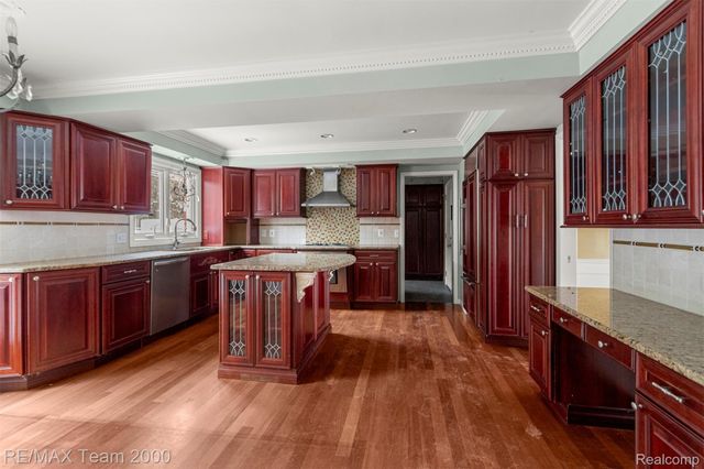 741 Briarcliff Drive, Grosse Pointe, MI 48236