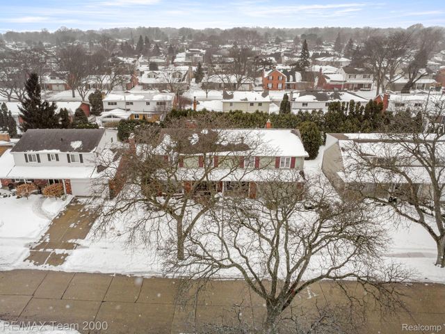 741 Briarcliff Drive, Grosse Pointe, MI 48236