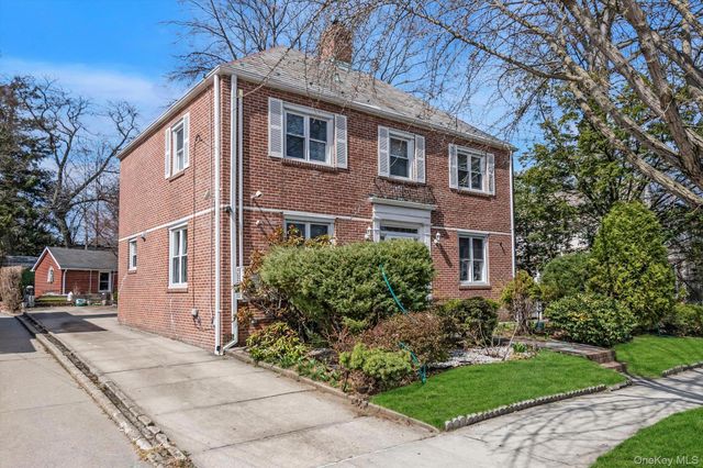 84-16 Charlecote Ridge, Jamaica Estates, NY 11432