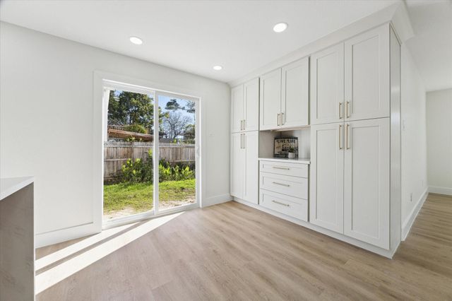 212 N Forrest Avenue, La Porte, TX 77571