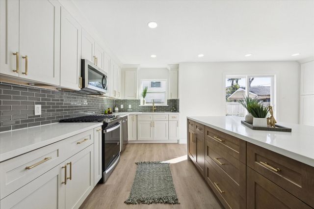 212 N Forrest Avenue, La Porte, TX 77571