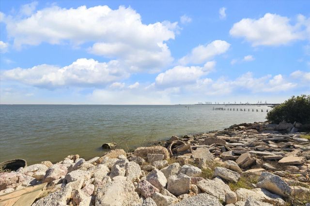 212 N Forrest Avenue, La Porte, TX 77571