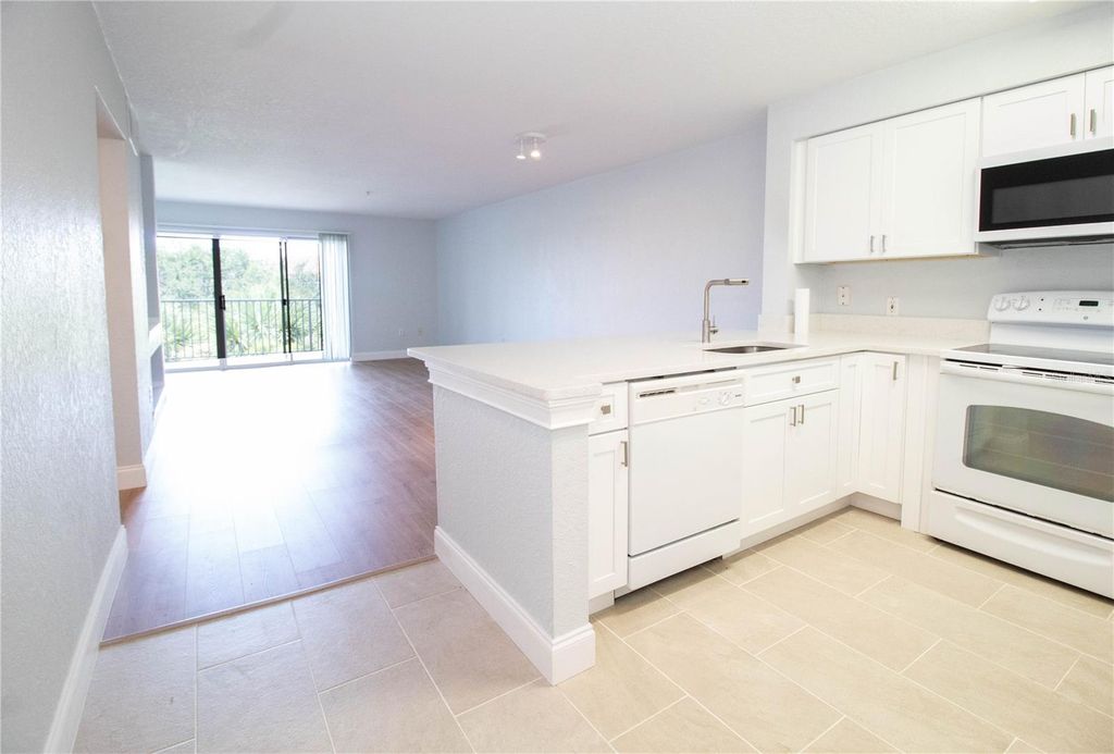 Image 3 of property listing at 14036 FAIRWAY ISLAND DRIVE UNIT 1535, Orlando, FL 32837